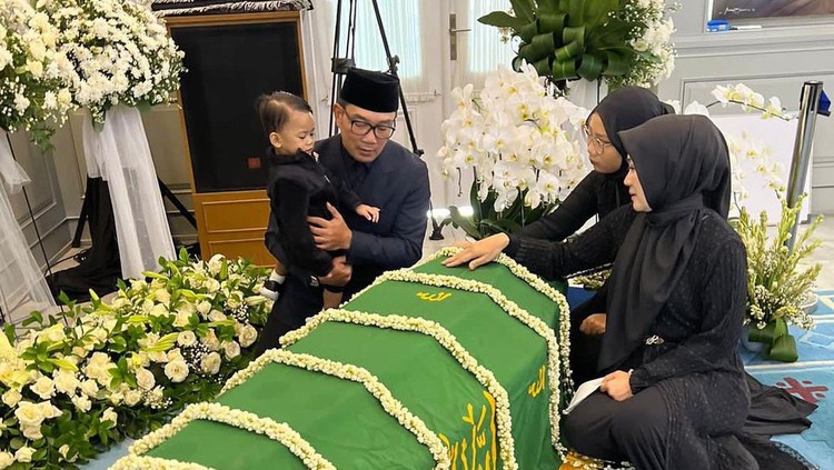 Keluarga Ridwan Kamil di Pemakaman Emmeril Kahn