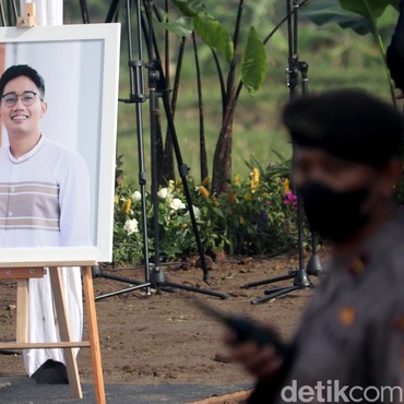 Kisah Haru di Balik Pemakaman Eril, Kain Kafan Nenek hingga Lukisan Zara