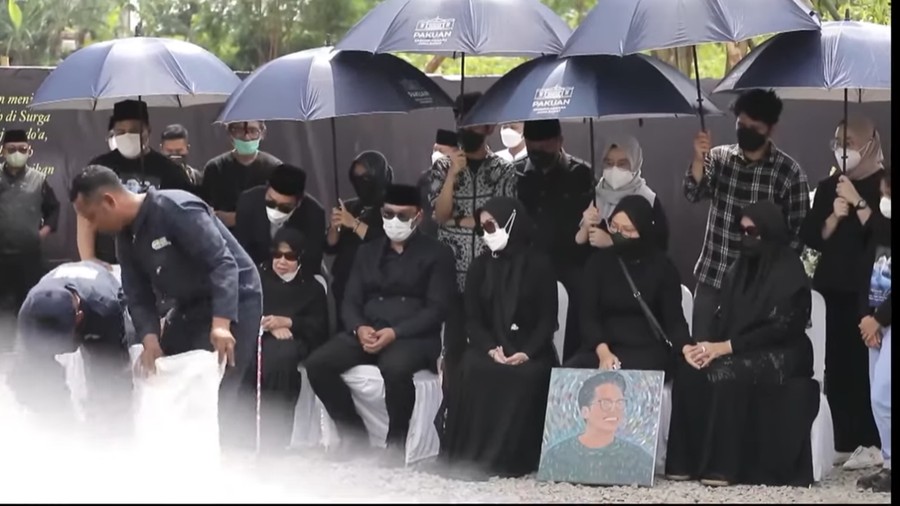 Lukisan tanda cinta Zara untuk almarhum sang kakak, Eril. (Foto: Tangkapan layar YouTube Pemprov Jabar)
