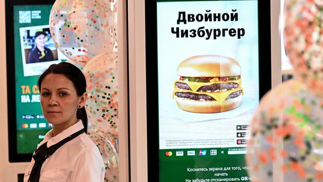 FOTO: Warga Rusia Heboh Jajal Burger di Restoran Pengganti McD