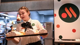 FOTO: Warga Rusia Heboh Jajal Burger di Restoran Pengganti McD