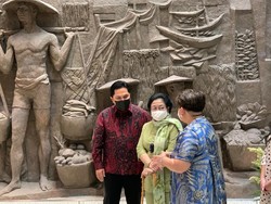 Momen Kebersamaan Megawati-Erick Thohir Melihat Lukisan di Sarinah