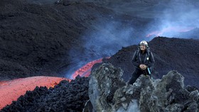 FOTO: Mengintip dari Dekat Lahar Gunung Etna, Panas dan Memesona