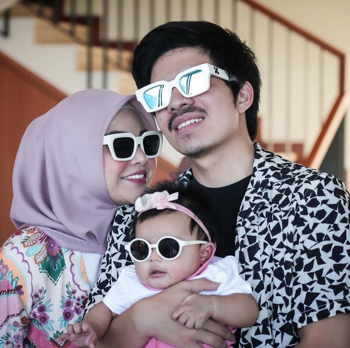 <p>Mereka kompak mengenakan kacamata hitam. Ameena pun ikut memakai kacamata hitam. (Foto: Instagram @attahalilintar)</p>