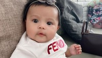 <p>Meskipun Ameena baru berusia 4 bulan, ia kerap didandani dengan <em>outfit</em> keren dan lucu. Tentu saja, semua pakaian Ameena dari brand-brand ternama. (Foto: Instagram @ameenaatta)</p>