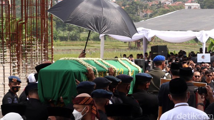 Momen Jenazah Eril Disambut Para Pelayat di Lokasi Pemakaman Jenazah Emmeril Kahn Mumtadz alias Eril tiba di lokasi pemakaman di kawasan Cimaung, Bandung. Jenazahnya disambut para pelayat yang lebih dulu hadir di sana.