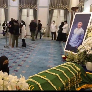 Akhirnya Bertemu, 8 Momen Haru Kekasih Menangis di Depan Jenazah Eril