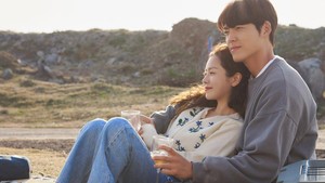 Tamat dengan Rating Dua Digit, Yuk Throwback dengan Para Pasangan Manis di Drama Korea 'Our Blues'
