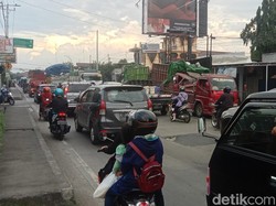 Truk Tabrak Tiang Reklame Belum Dievakuasi, Jalur Pantura Kudus Masih Macet