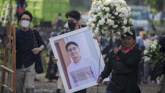 Emmeril Kahn Mumtadz atau Eril hari ini genap berusia 23 tahun. Ia meninggal beberapa waktu lalu karena tenggelam di Sungai Aare, Swiss.
