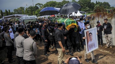 img-title Ridwan Kamil Izinkan Warga Ziarah ke Makam Eril: Pukul 08.00-17.00 WIB