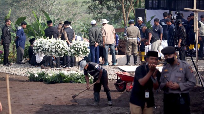 Ridwan Kamil yang merupakan ayah dari Eril meminta agar seluruh pihak yang masih terikat urusan duniawi dengan Eril untuk segera menghubungi keluarganya.