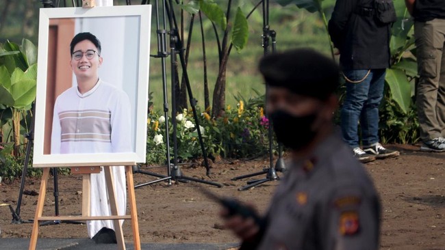 Jenazah Eril dikubur bersamaan dengan peti, setelah sebelumnya azan dikumandangkan Muzzamil Hasballah.