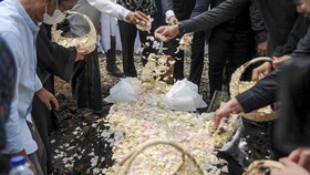 FOTO: Melepas Eril di Peristirahatan Terakhir