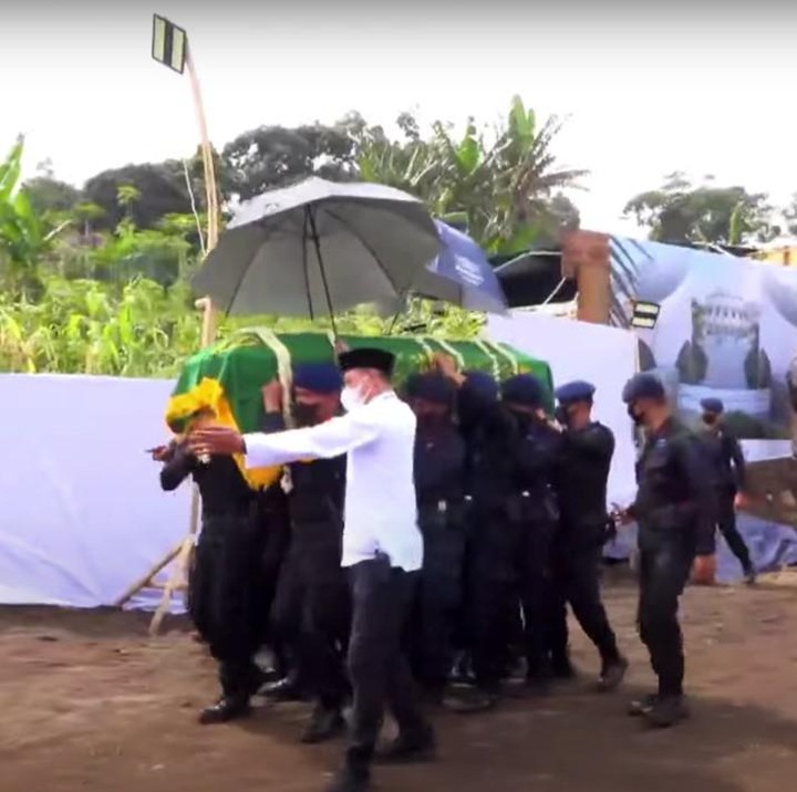 <p>Ratusan hingga ribuan warga datang dari titik keberangkatan di Gedung Pakuan, selama perjalanan hingga tiba di Cimaung, yang menjadi lokasi pemakaman. (Foto: YouTube Humas Jabar)</p>