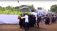 <p>Ratusan hingga ribuan warga datang dari titik keberangkatan di Gedung Pakuan, selama perjalanan hingga tiba di Cimaung, yang menjadi lokasi pemakaman. (Foto: YouTube Humas Jabar)</p>