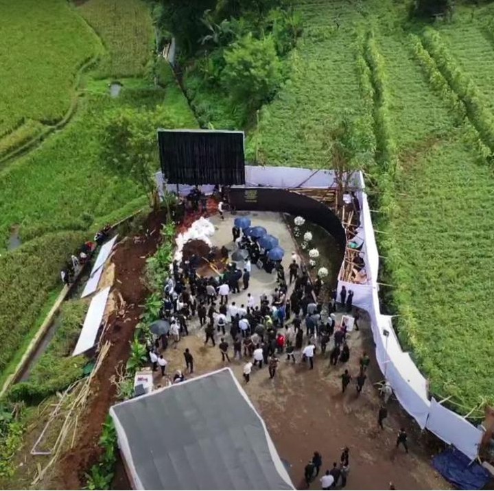 <p>Dikelilingi gunung, area pemakaman Eril terasa sejuk dan memiliki udara dingin. (Foto: YouTube Humas Jabar)</p>