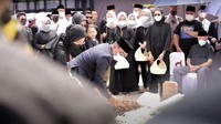 <p>Ridwan Kamil bersama sang istri, Atalia, dan sang putri, Zara, serta anak bungsunya, Arkana Aidan, menabur bunga di atas makam Eri. (Foto: YouTube Humas Jabar)</p>