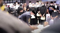 7 Potret Pemakaman Eril Putra Ridwan Kamil, Atalia Peluk Erat Zara