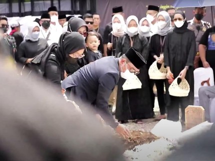 7 Potret Pemakaman Eril Putra Ridwan Kamil, Atalia Peluk Erat Zara