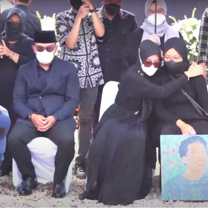 <p>Terlihat Atalia memeluk erat sang putri, Zara, di pemakaman Eri. (Foto: YouTube Humas Jabar)</p>