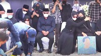 <p>Terlihat Atalia memeluk erat sang putri, Zara, di pemakaman Eri. (Foto: YouTube Humas Jabar)</p>