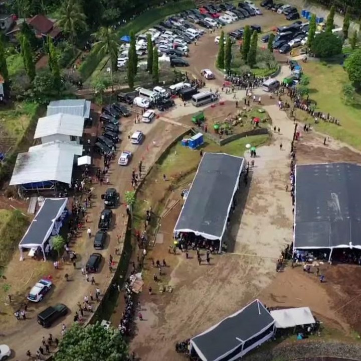 <p>Putra Ridwan Kamil, Emmeril Kahn Mumtadz atau Eril dimakamkan di Baitul Ridwan Islamic Center, Kecamatan Cimaung, Kabupaten Bandung, Jawa Barat, Senin (13/5/2022). Warga terlihat memenuhi sekitar area pemakaman. (Foto: YouTube Humas Jabar)</p>
