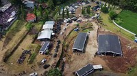 <p>Putra Ridwan Kamil, Emmeril Kahn Mumtadz atau Eril dimakamkan di Baitul Ridwan Islamic Center, Kecamatan Cimaung, Kabupaten Bandung, Jawa Barat, Senin (13/5/2022). Warga terlihat memenuhi sekitar area pemakaman. (Foto: YouTube Humas Jabar)</p>
