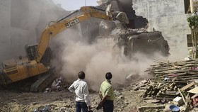 FOTO: Momen Rumah Pedemo Kecam Pengina Nabi di India Digusur Buldoser