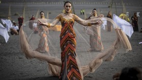FOTO: Ketika Pasir Berbisik pada Batik