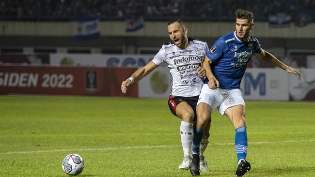 Persib Bandung bermain 1-1 melawan 10 pemain Bali United pada laga perdana Grup C Piala Presiden 2022.