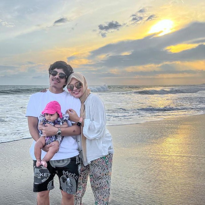 <p>Potret kebersamaan keluarga kecil Atta Halilintar di pantai. Kita doakan semoga keluarga ini bahagia selalu ya, Bunda. (Foto: Instagram @attahalilintar)</p>
