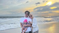 <p>Potret kebersamaan keluarga kecil Atta Halilintar di pantai. Kita doakan semoga keluarga ini bahagia selalu ya, Bunda. (Foto: Instagram @attahalilintar)</p>