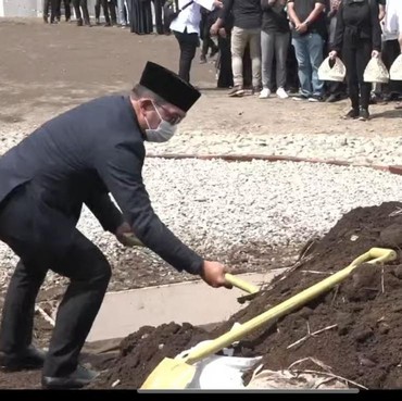 8 Potret Prosesi Pemakaman Eril, Ridwan Kamil Masukan Tanah ke Liang Lahad