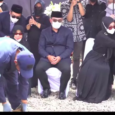 Ridwan Kamil Termenung Usai Masukkan Tanah Pertama ke Liang Lahad Eril