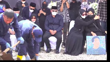 Ridwan Kamil Termenung Usai Masukkan Tanah Pertama ke Liang Lahad Eril