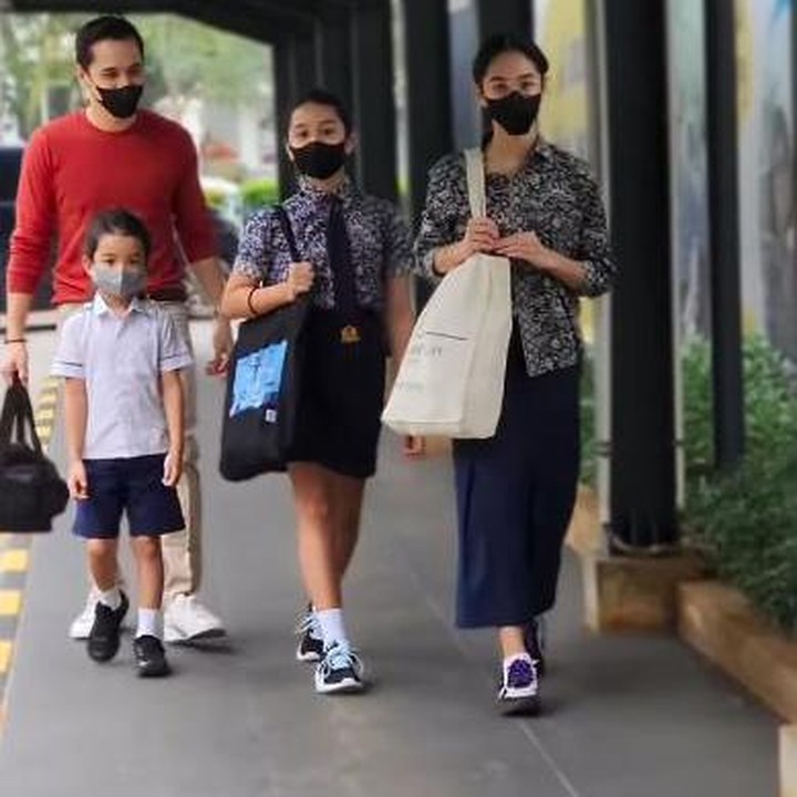 <p>Di tengah jadwal yang padat, Rionaldo Stokhorst bersyukur akhirnya mendapatkan libur syuting, Bunda. Ia berkesempatan untuk mengantar putra-putrinya ke sekolah. (Foto: dok. Instagram @rio.stokhorst)</p>