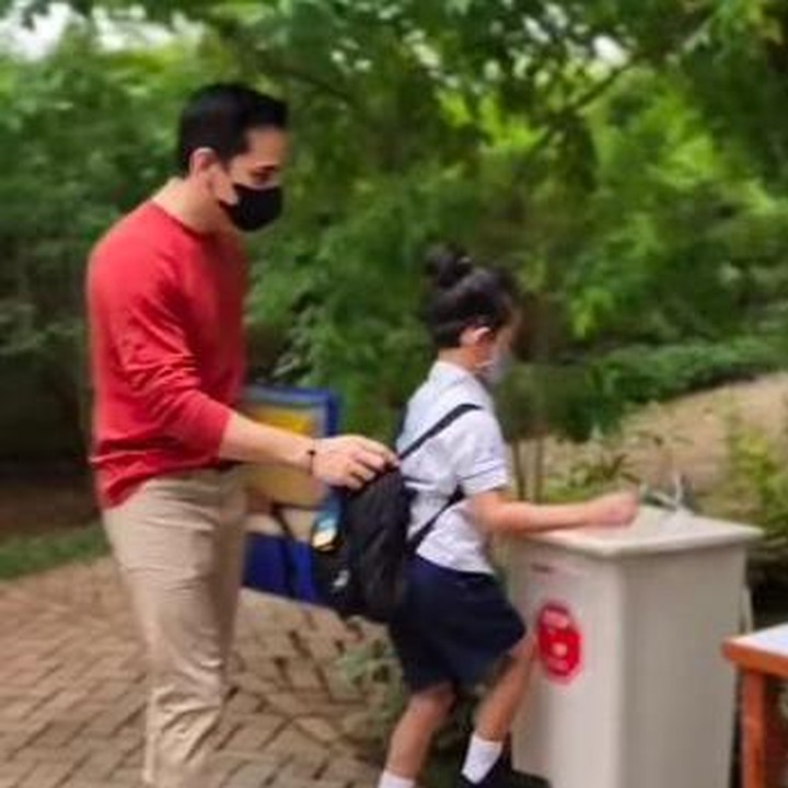 <p>Masuk sekolah di tengah pandemi, Rionaldo pun memastikan anak-anaknya untuk tetap patuh pada protokol kesehatan. Seperti memastikan anak bungsunya mencuci tangan dengan sabun sebelum masuk ke sekolah. (Foto: dok. Instagram @rio.stokhorst)</p>