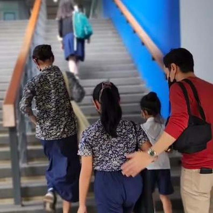 <p>Kedua anak perempuannya rupanya sedang ujian akhir, Bunda. Rionaldo pun mendoakan yang terbaik untuk Shaista dan Shanika. (Foto: dok. Instagram @rio.stokhorst)</p>