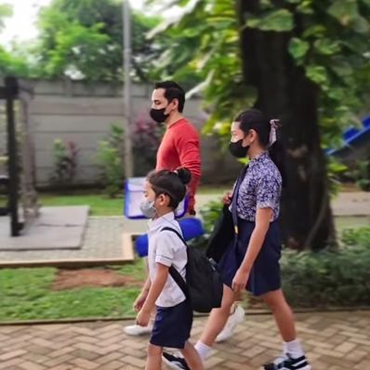 <p>Momen mengantar anak sekolah bisa dibilang sederhana, tapi akan menjadi memori yang bermakna bagi orang tua. Hal ini sepertinya dirasakan Rionaldo Stokhorst sebagai ayah. (Foto: dok. Instagram @rio.stokhorst)</p>