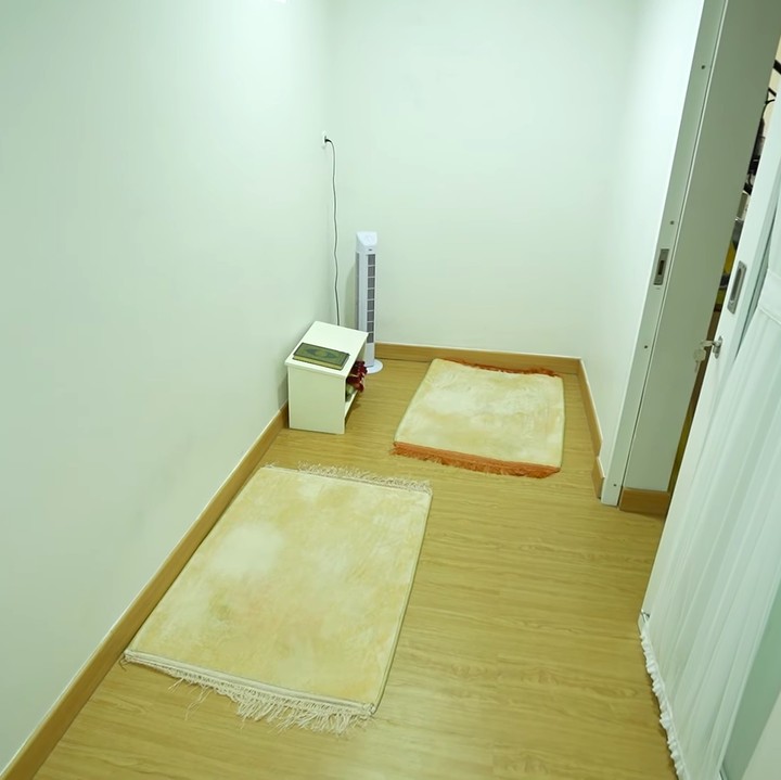 <p>Rumah yang direnovasi selama 6 bulan ini juga memiliki mushola minimalis, Bunda. Menurut Kiky, seberapapun besar mushola-nya, yang terpenting adalah niat dan keinginannya untuk beribadah. (Foto: YouTube Taulany TV)</p>