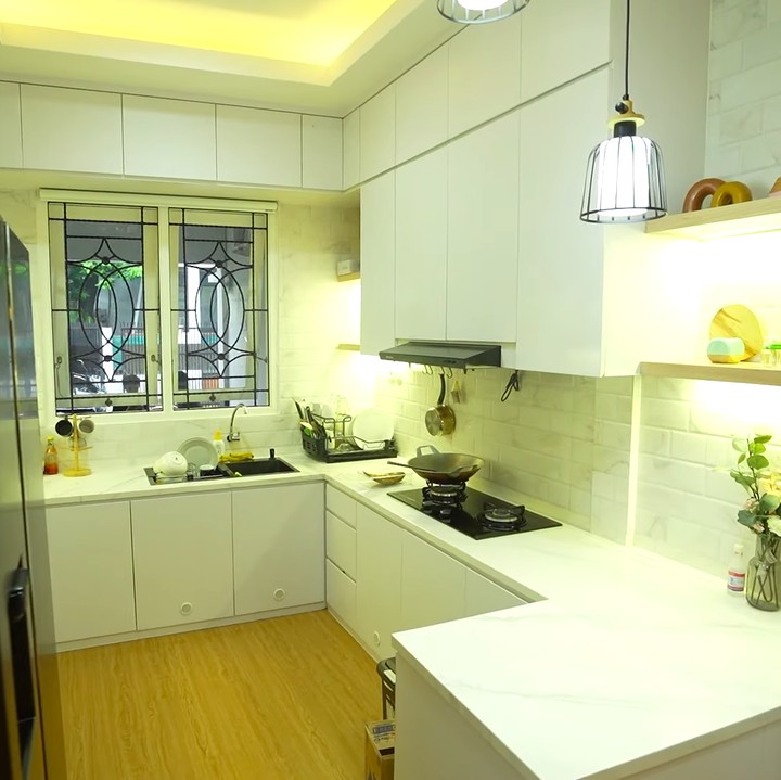 <p>Dapur Kiky Saputri juga terlihat minimalis dengan dominasi warna putih nih, Bunda. Ia juga menempatkan beberapa tanaman hias untuk mempercantik ruangan. (Foto: YouTube Taulany TV)</p>