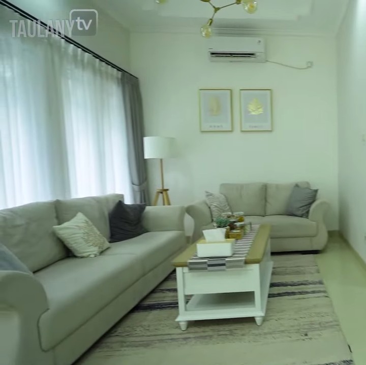 <p>Setelah memasuki pintu depan rumah, Bunda akan disambut dengan ruang tamu bersofa abu-abu, Bunda. Ruangan terlihat semakin cantik dengan lampu gantung unik yang Kiky gunakan. (Foto: YouTube Taulany TV)</p>