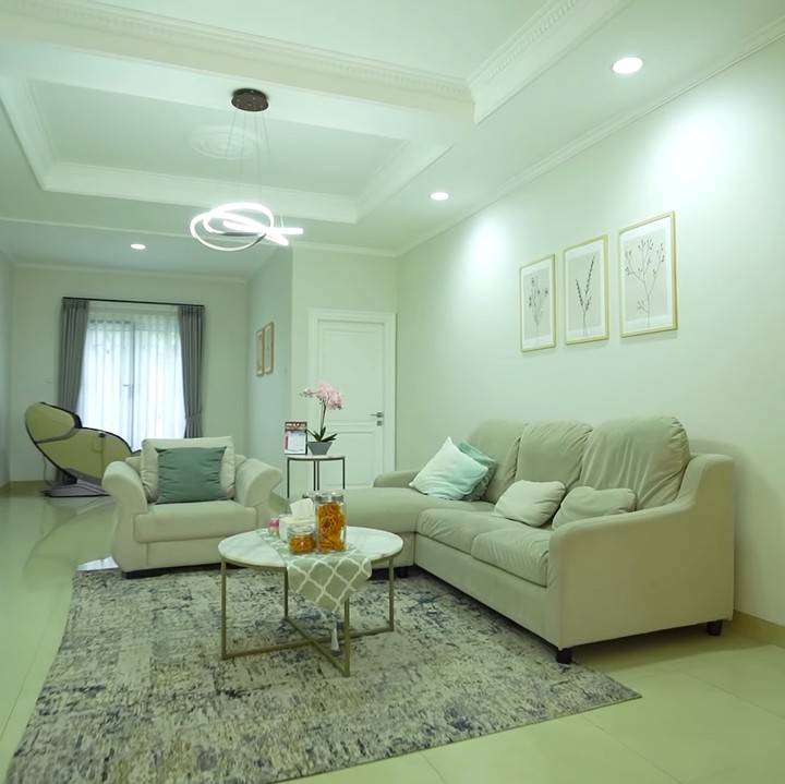 <p>Sementara itu, lantai dua rumah Kiky dianggap sebagai area pribadinya. Di lantai ini terdapat ruang santai dan juga kamar tidurnya. (Foto: YouTube Taulany TV)</p>