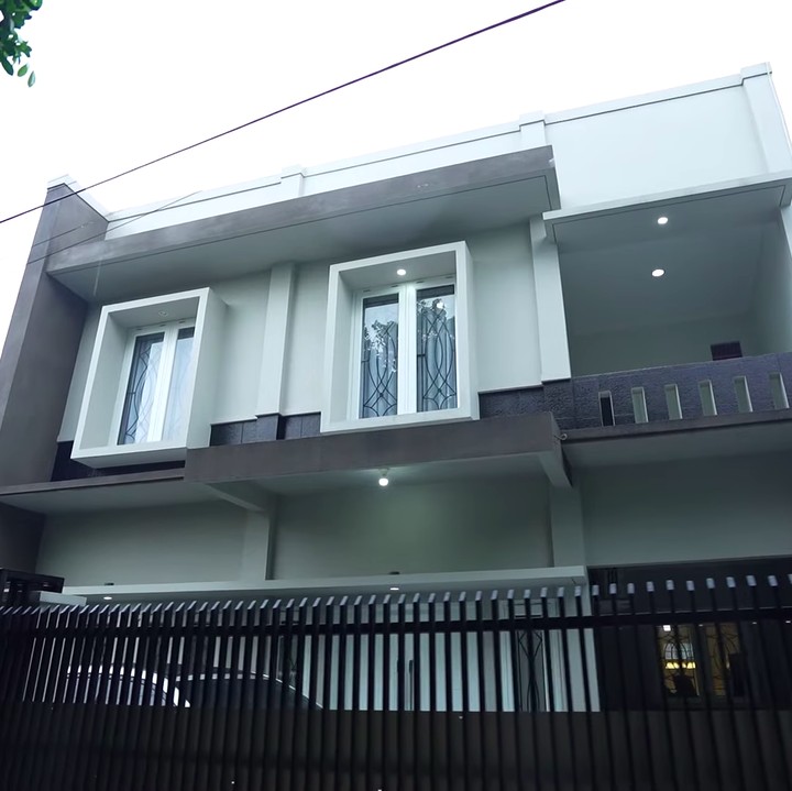 <p>Komedian Kiky Saputri baru saja memperlihatkan rumah barunya, Bunda. Rumah dua lantai ini memiliki konsep minimalis dengan sedikit sentuhan klasik, lho. (Foto: YouTube Taulany TV)</p>