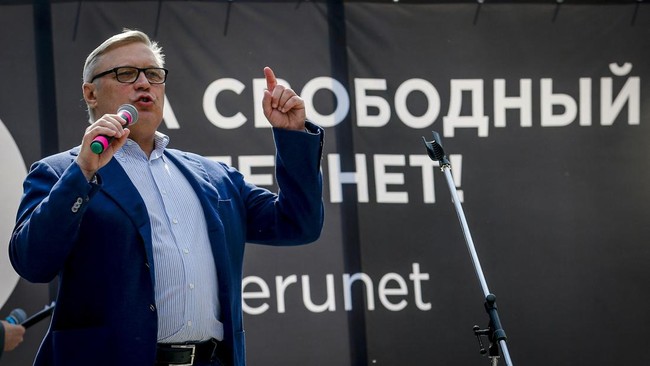 Mantan perdana menteri Vladimir Putin Mikhail Kasyanov memperkirakan perang Rusia dengan Ukraina bisa berlangsung sampai dua tahun.