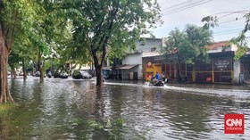 Surabaya Dikepung Banjir, 1 Balita Hilang Hanyut Terperosok Selokan