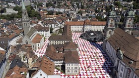 FOTO: St. Gallen Gelar Piknik Bareng di Atas Kain Piknik Raksasa