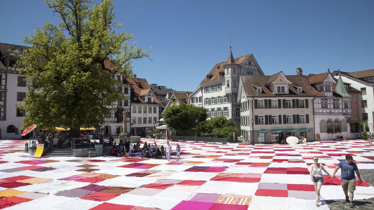 FOTO: St. Gallen Gelar Piknik Bareng di Atas Kain Piknik Raksasa