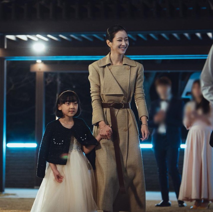 <p>Seo Yea Ji memainkan peran sebagai Lee Ra El, putri dari keluarga kaya raya yang hidupnya hancur karena pimpinan konglomerat bernama Kang Yoon Gyeom (Park Byung Eun). (Foto: Dok. tvN/Viu)</p>